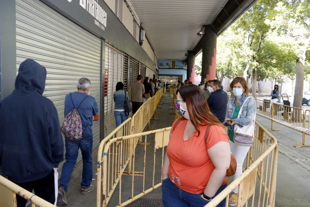 Cues de ciutadans per fer-se la prova PCR a Tàrrega.