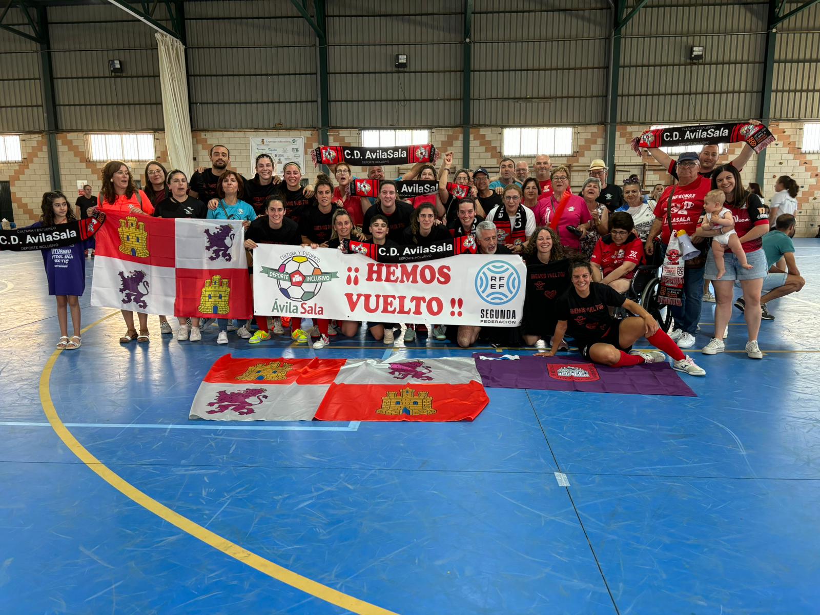 Las jugadoras y el cuerpo técnico lo celebraron en la pista con familiares y amigos