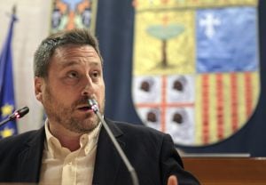 GRA170. ZARAGOZA, 03/07/2015.- Jose Luis Soro, portavoz de CHA en las Cortes de Aragón, durante su intervención en el debate de investidura del candidato socialista Javier Lambán como presidente de Aragón. EFE/ Javier Cebollada