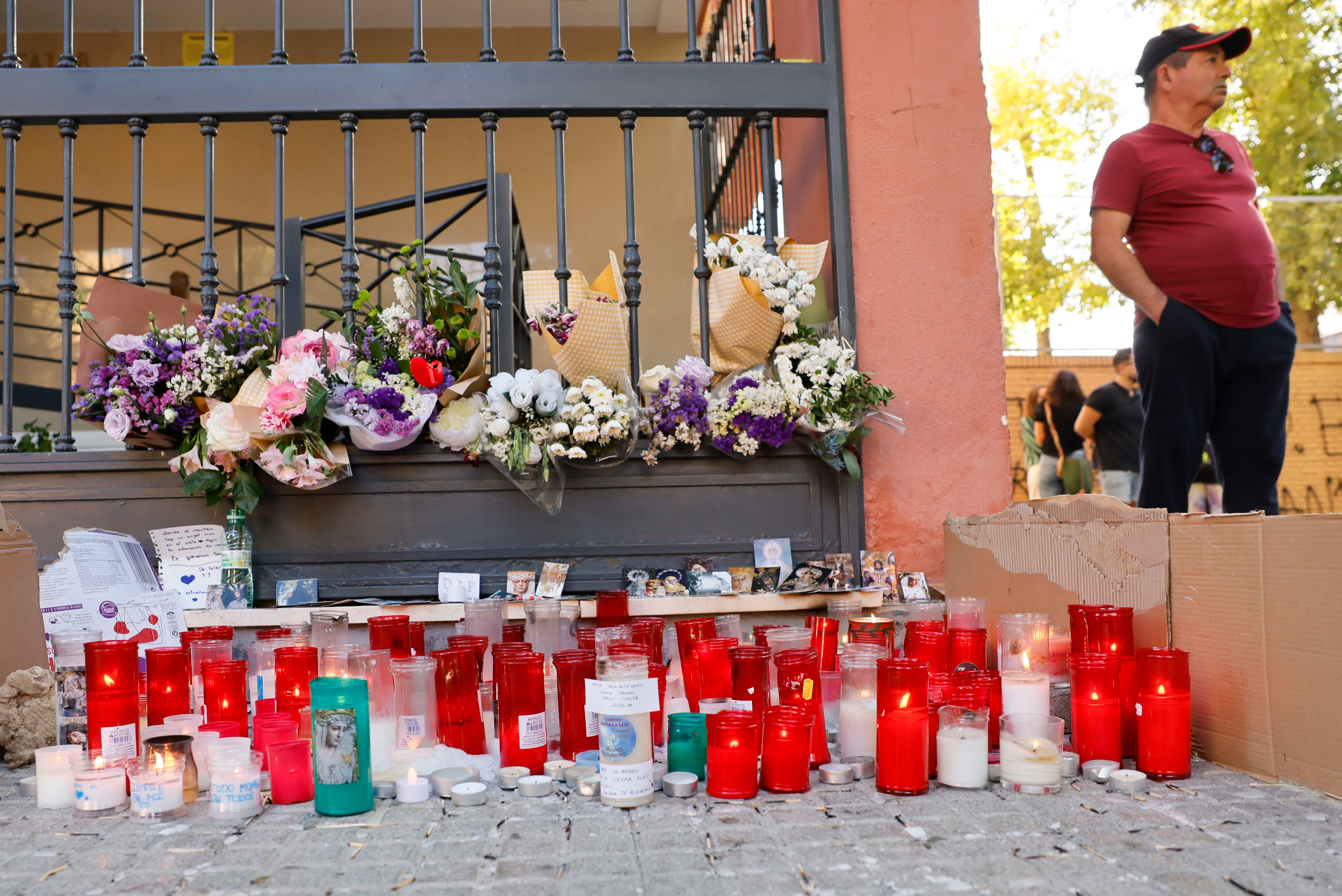 SEVILLA, 17/10/2025.- Un pequeño altar improvisado ante la vivienda de Sandra, la joven que se suicidó el pasado martes en Sevilla, este viernes. La Junta de Andalucía llevará ante la Fiscalía la información recabada del Colegio las Irlandesas de Sevilla al que pertenecía una menor de 14 años que este martes se suicidó, al detectar que no activó el protocolo de acoso ni el de conductas autolíticas. EFE/ Jose Manuel Vidal
