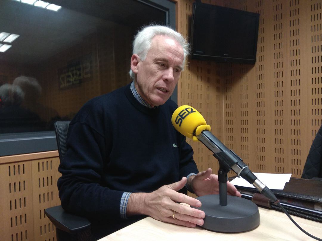 Luis Domingo González en los estudios de la Ser