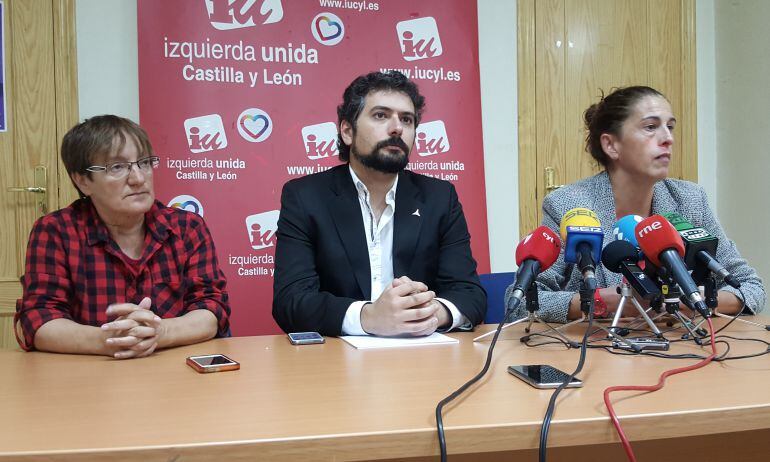 Mª Antonia Merino (i), Plataforma ANHELO de Aguilar de Campoo, José Sarrión (c), procurador de IU en las Cortes de Castilla y León, Mª José Barrio (d), Comité de Empresa del Hospital Tres Mares