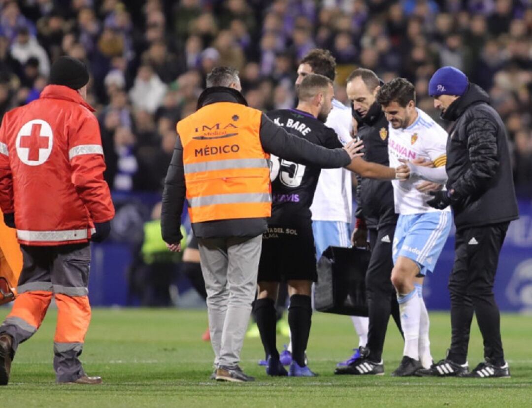 Javi Ros, en el momento que tuvo que abandonar el césped de La Romareda