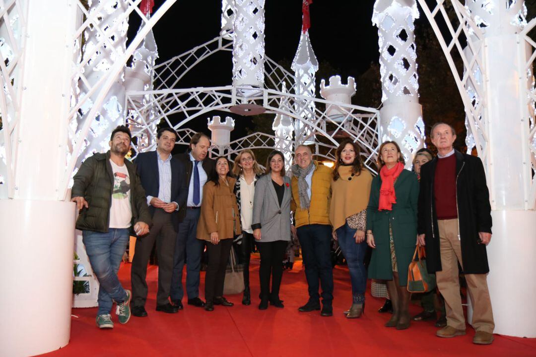 Autoridades y comerciantes, tras el encendido del alumbrado.