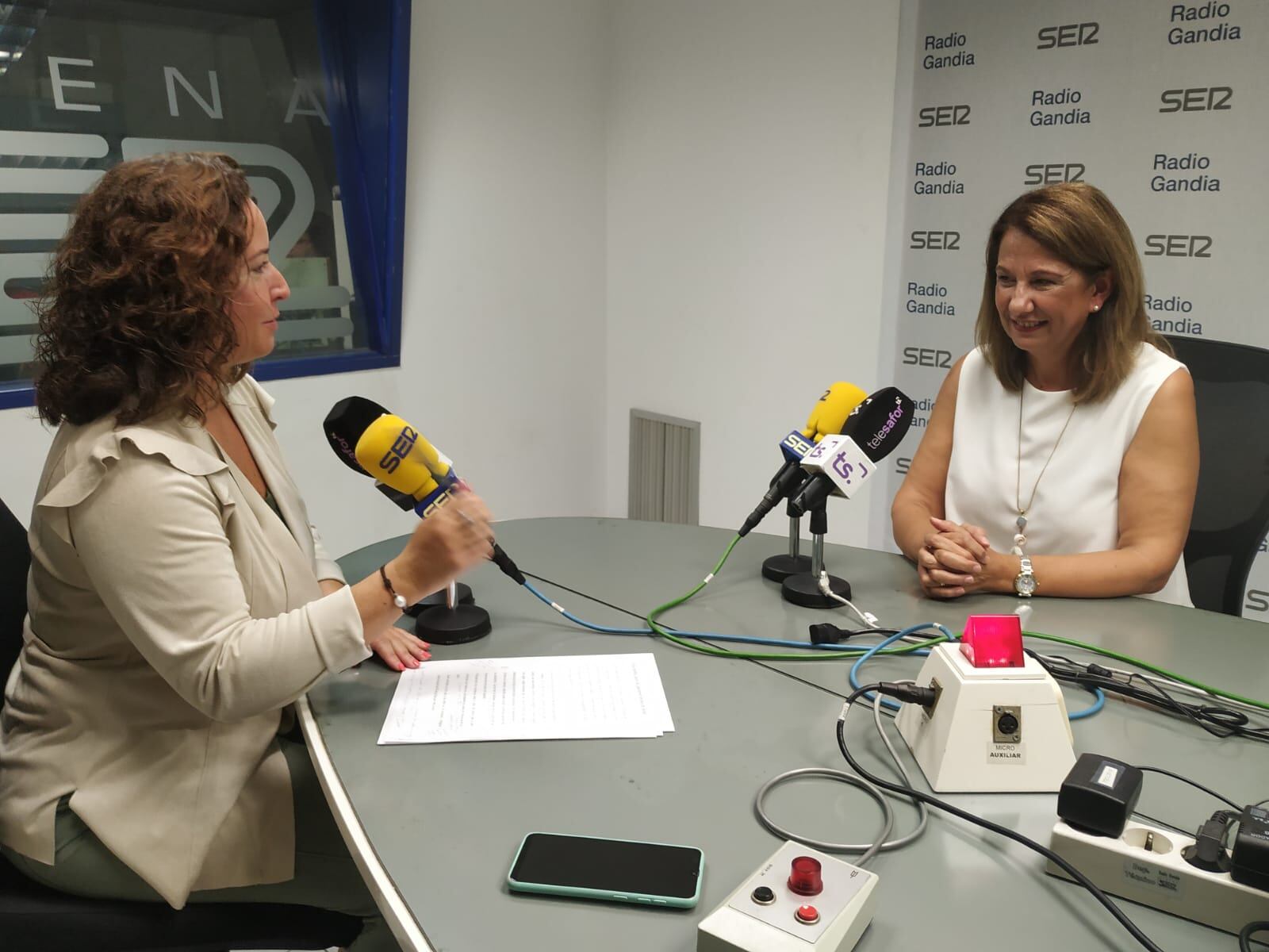 Rosa Andrés, gerente del Departamento de Salud de Gandia en los estudios de Radio Gandia