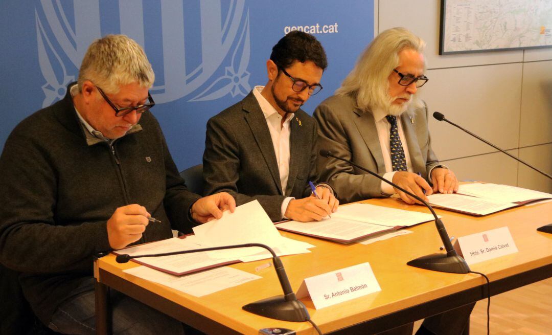 Balmón, Calvet i Oms signant el conveni 