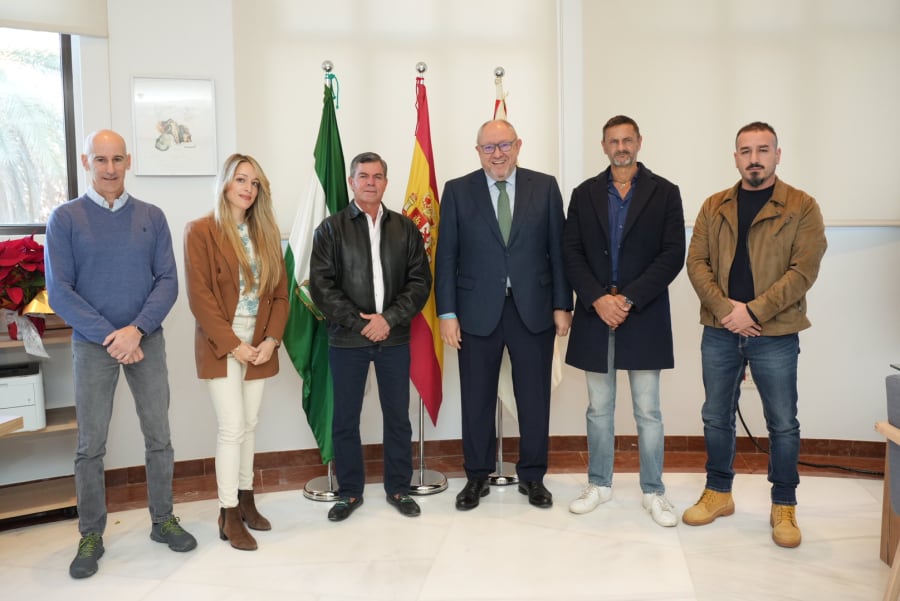 Foto de familia tras la firma del convenio para la puesta en marcha del centro internacional de buceo científico en Utila y Córdoba