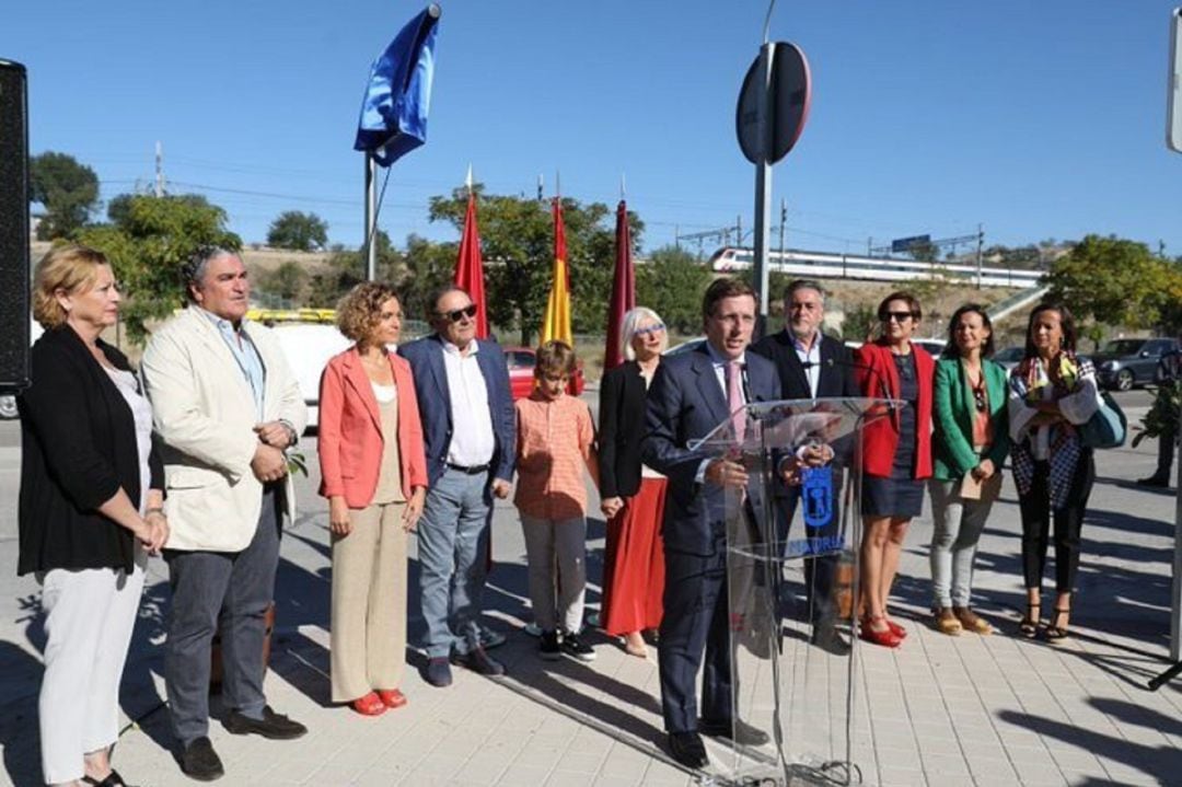 Representantes políticos acuden a la inauguración de la calle que lleva el nombre de la ex Ministra de Defensa 