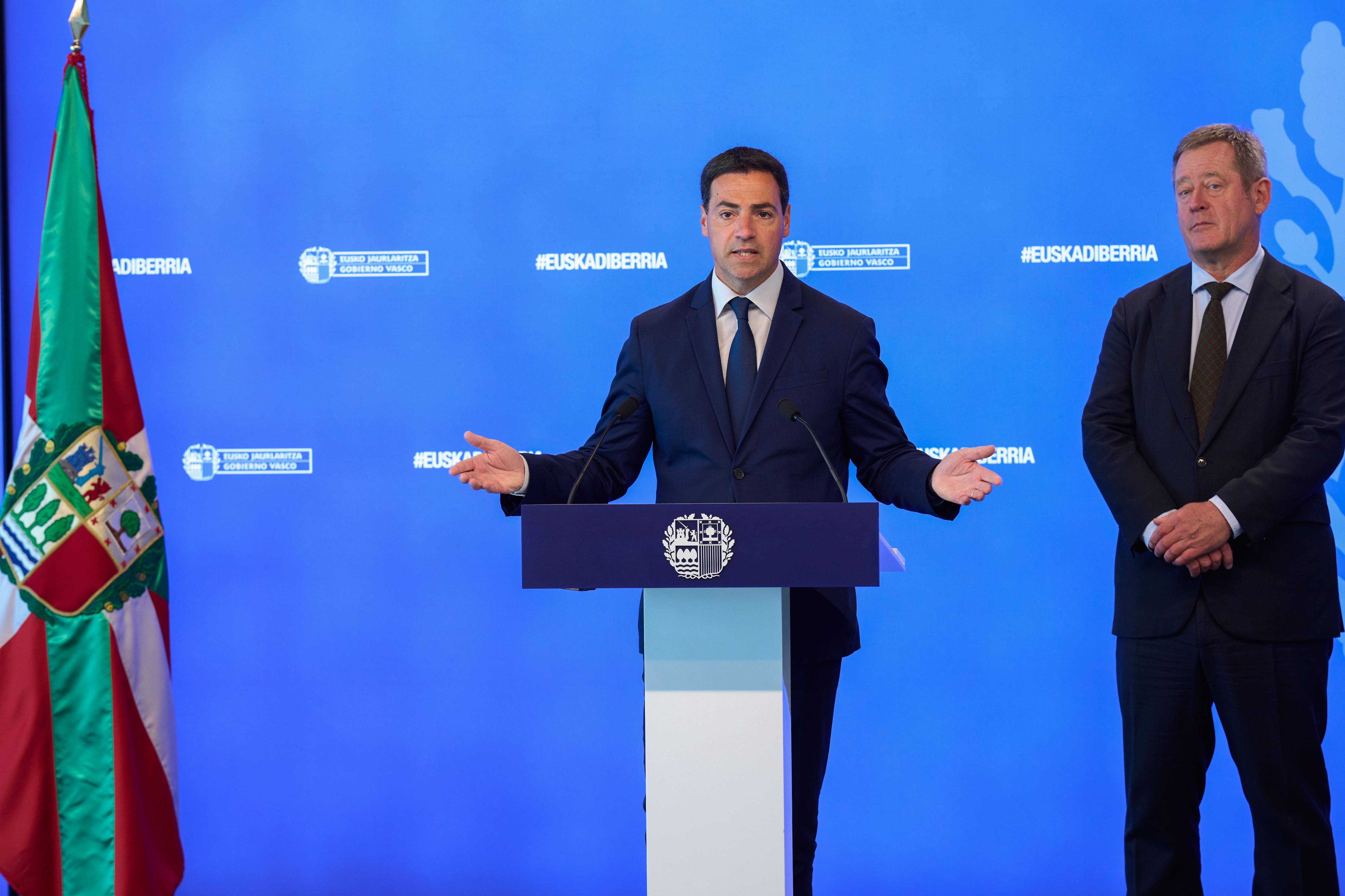 VITORIA, 29/04/2025.- El Lehendakari, Imanol Pradales (izda), junto al consejero de Seguridad, Bingen Zupiria, ofrecen una rueda de prensa tras el Consejo Asesor del Plan de Protección Civil de Euskadi (LABI), para tratar el apagón electrico de ayer. EFE/Adrián Ruiz Hierro