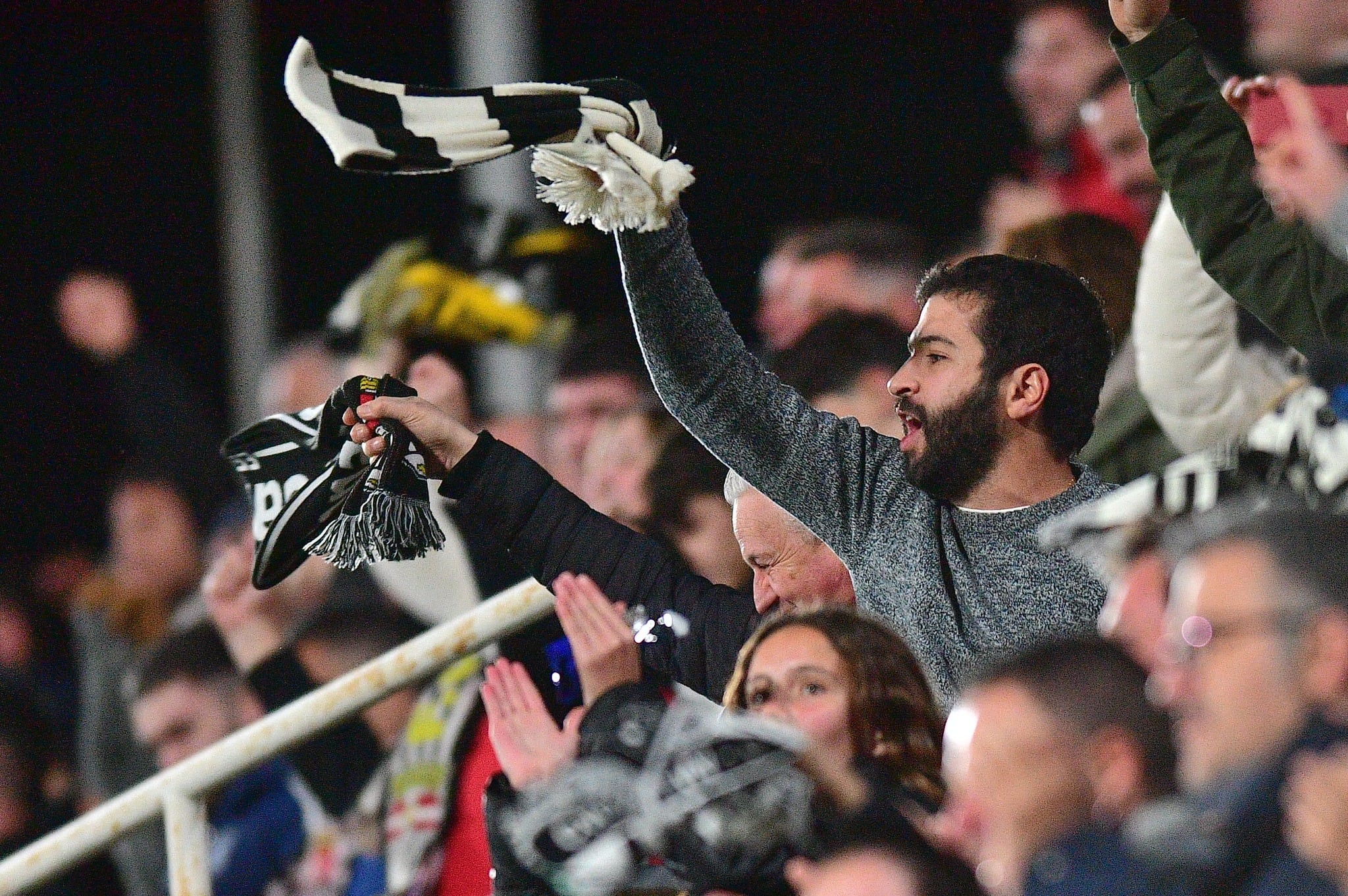 Un aficionado anima al FC Cartagena en una foto de archivo