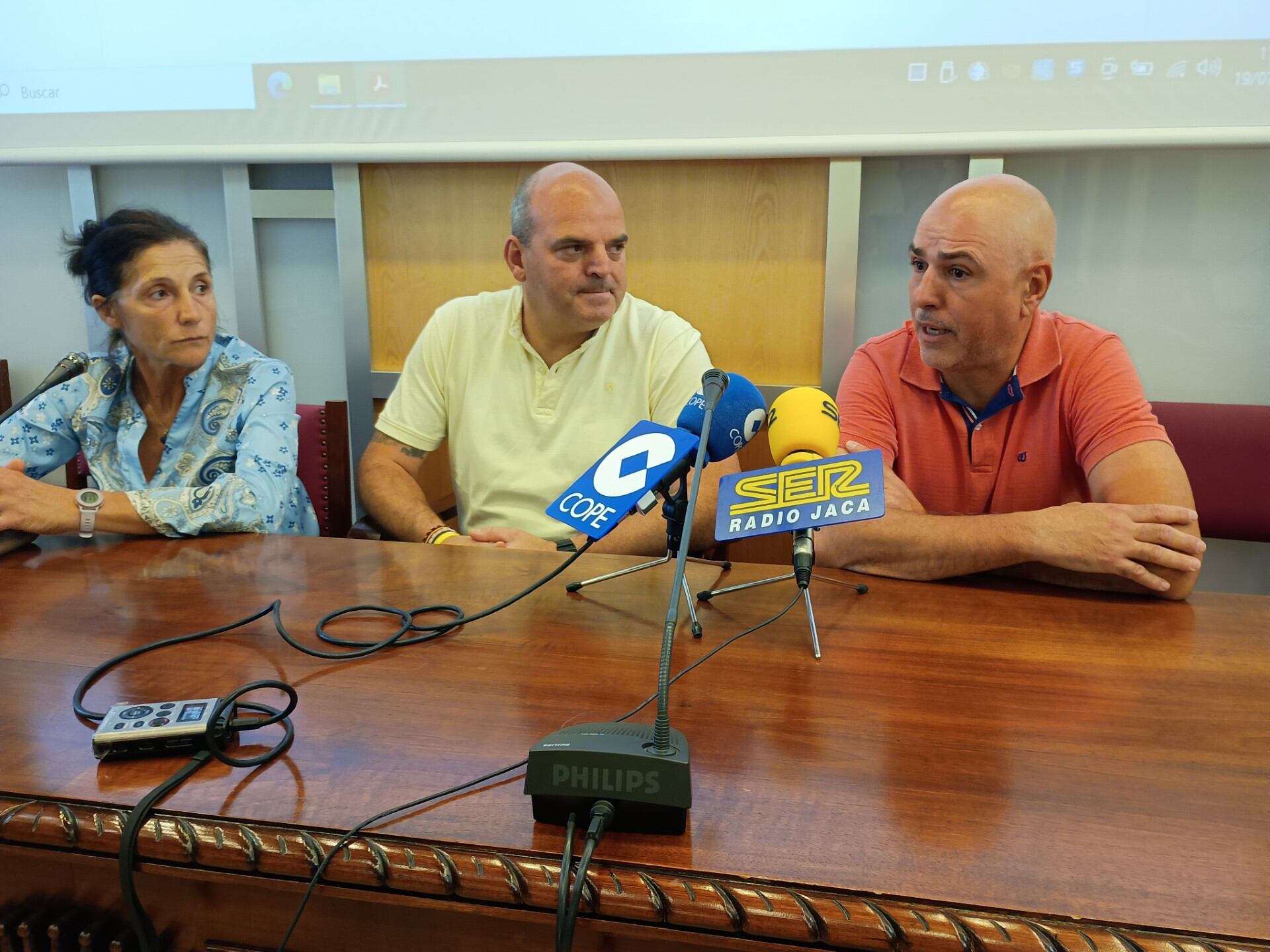 Ana Zapater, presidenta del Club Ciclismo Mayencos; Sergio Cajal, concejal de deportes del Ayuntamiento de Jaca; y Gabriel Femenías, vicepresidente del club, en la rueda de prensa.