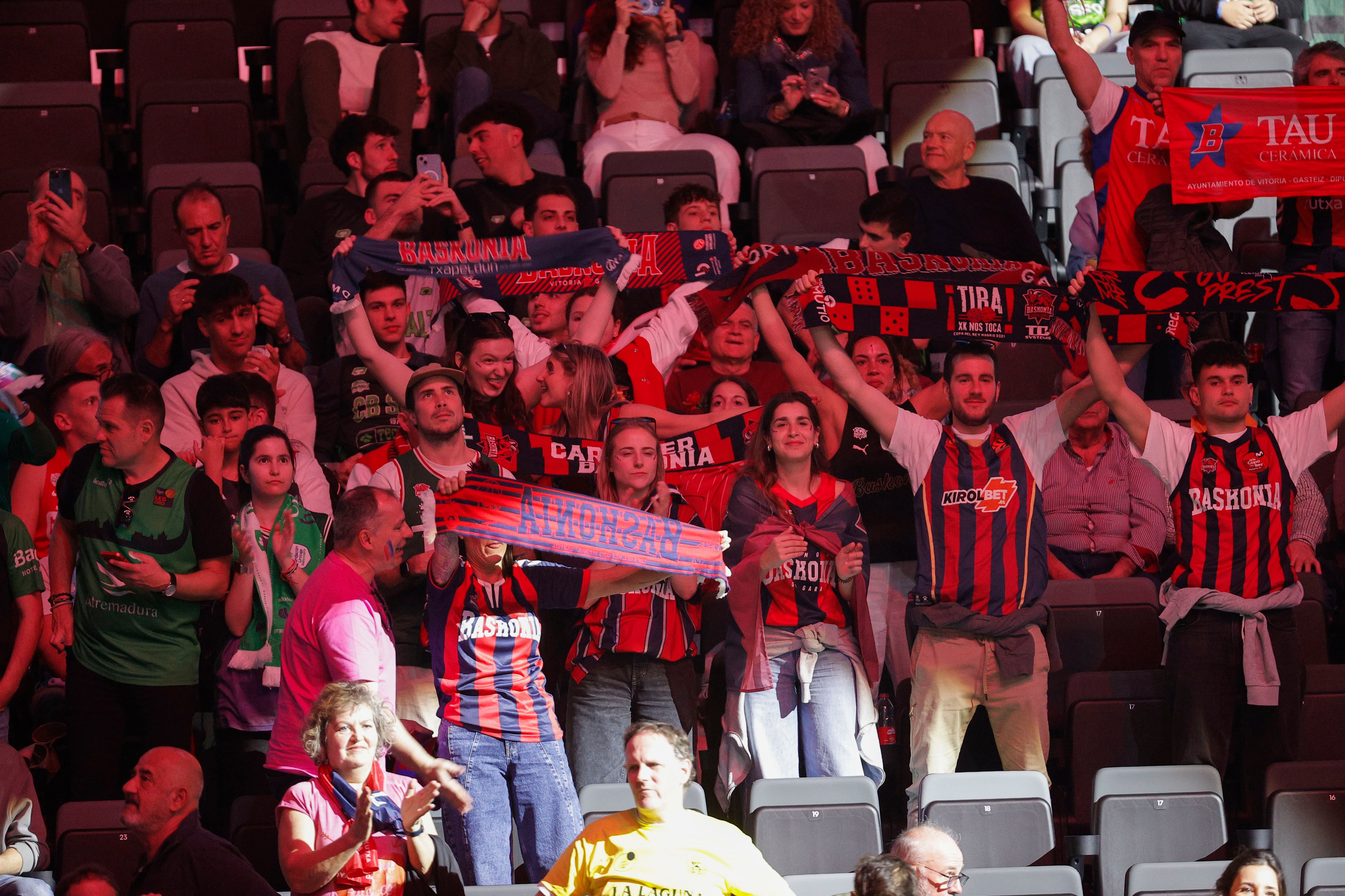 VALENCIA, 20/02/2026.- La afición del Baskonia durante el encuentro correspondiente a los cuartos de final de la Copa del Rey disputado este viernes entre el Baskonia y La Laguna Tenerife en el Roig Arena de Valencia. EFE/ Manuel Bruque