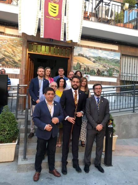 Foto de familia con todos los miembros de la nueva corporación, a las puertas del Ayuntamiento de Bedmar y Garcíez