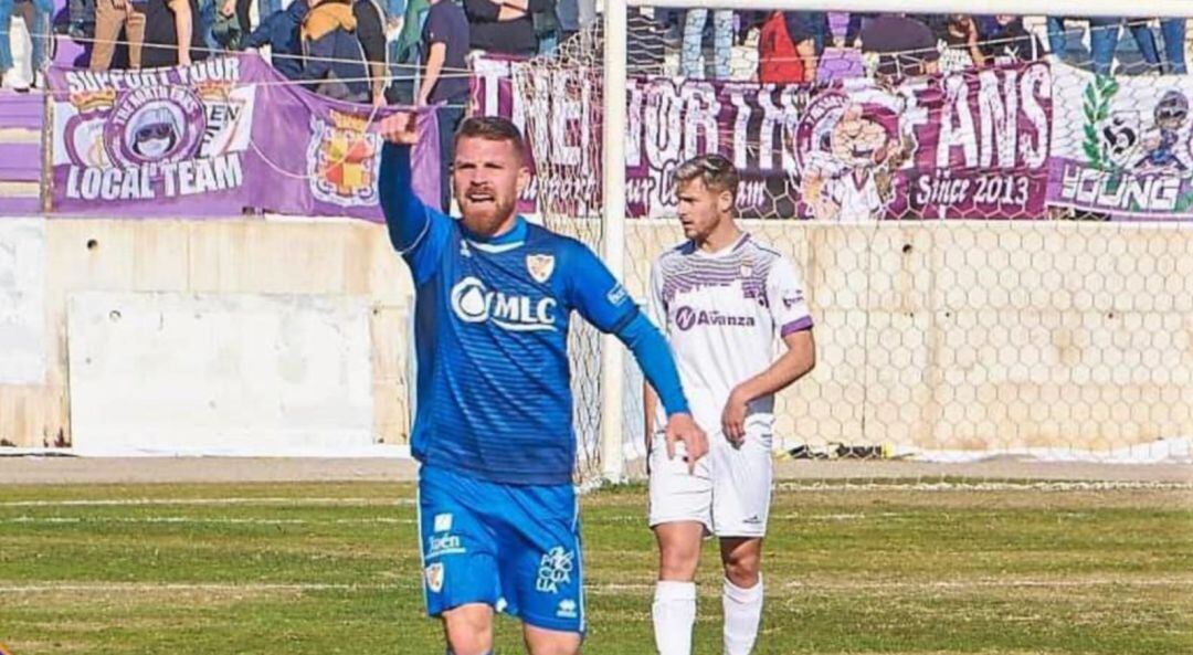 Iván Aguilar celebra uno de los tantos del último Linares Deportivo - Real Jaén.