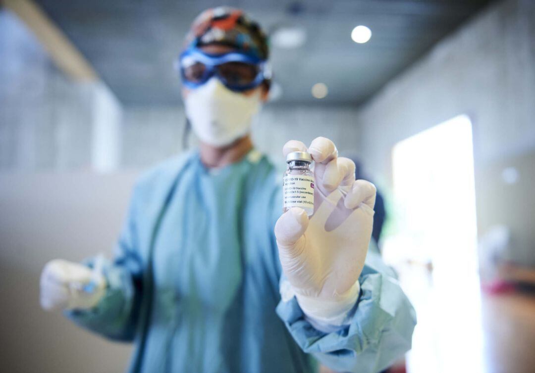 Una profesional sanitaria sostiene un vial con la vacuna contra el COVID.