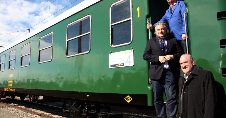 El president de FGC, Enric Ticó, amb responsables de l'Associació per a la Reconstrucció de Material Ferroviari Històric, mostrant el nou cotxe del Tren dels Llacs, un cop restaurat.