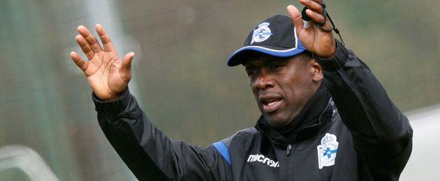 El nuevo entrenador del Deportivo, el holandés, Clarence Seedorf, dirige su primer entrenamiento con el equipo tras firmar ayer contrato con el con el club coruñés hasta fina de temporada