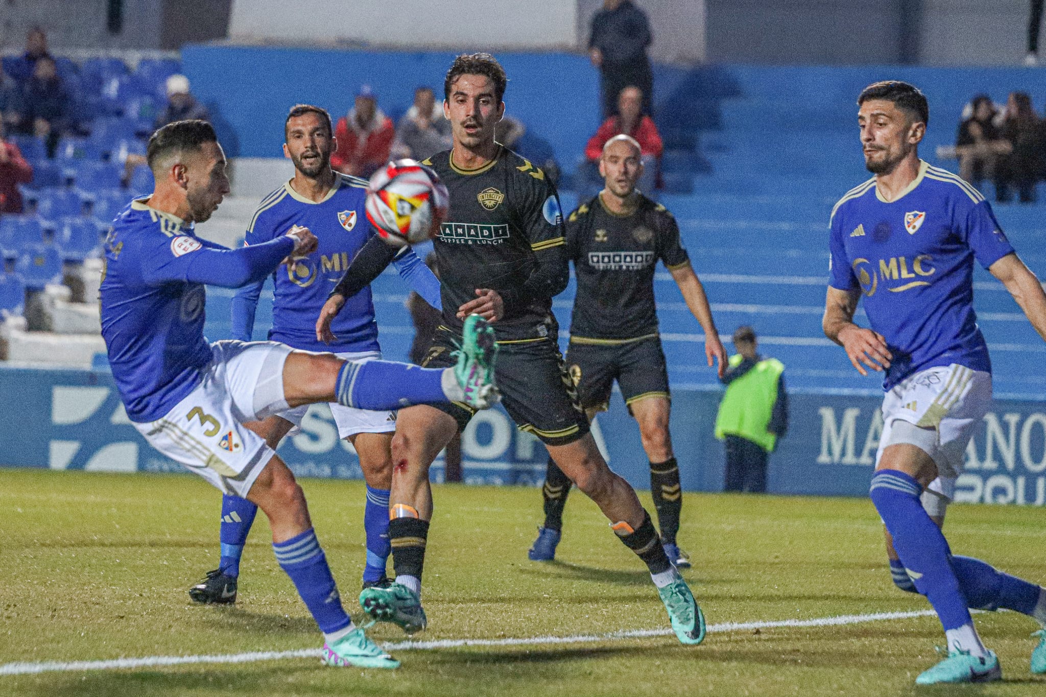 Oriol Soldevila, frente al Linares Deportivo