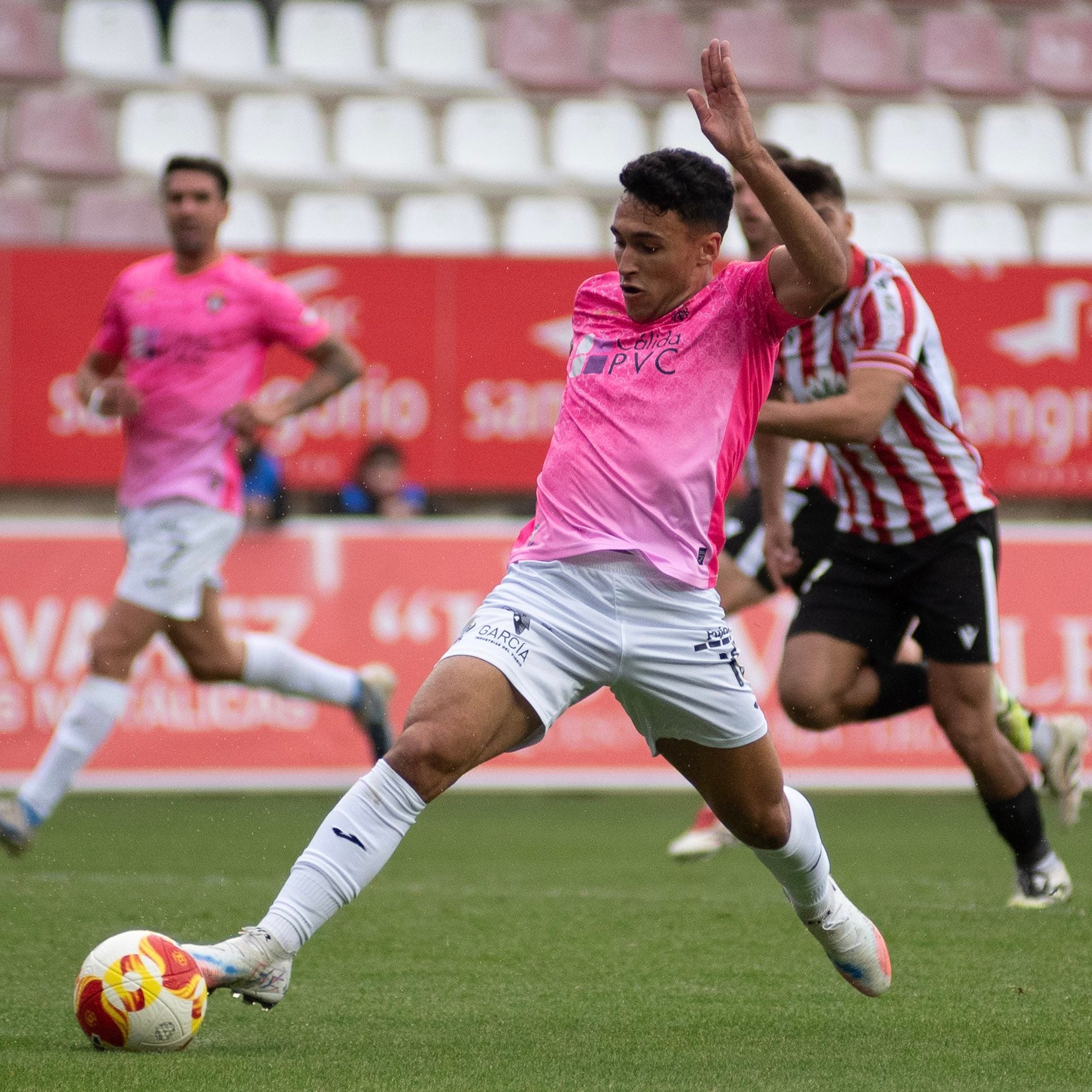 Valen Gómez retiene el balón durante el partido ante el Zamora CF