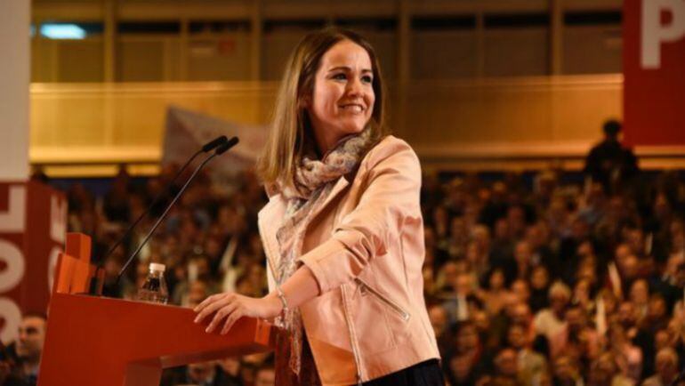 Imagen de Estela Goicoetxea durante su discurso en el acto de apertura de la presentación de la candidatura de Susana Díaz a la Secretaría General del PSOE.