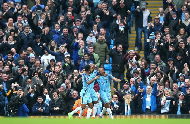 Gabriel Jesus celebra junto a sus compañeros uno de sus goles.