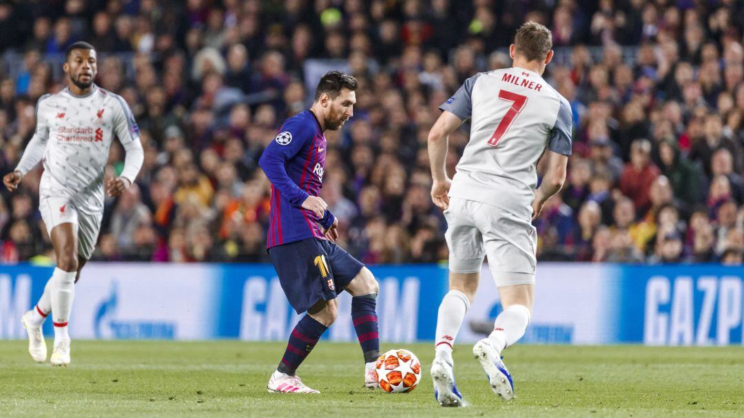 Messi y Milner, en un partido entre el Barcelona y el Liverpool.