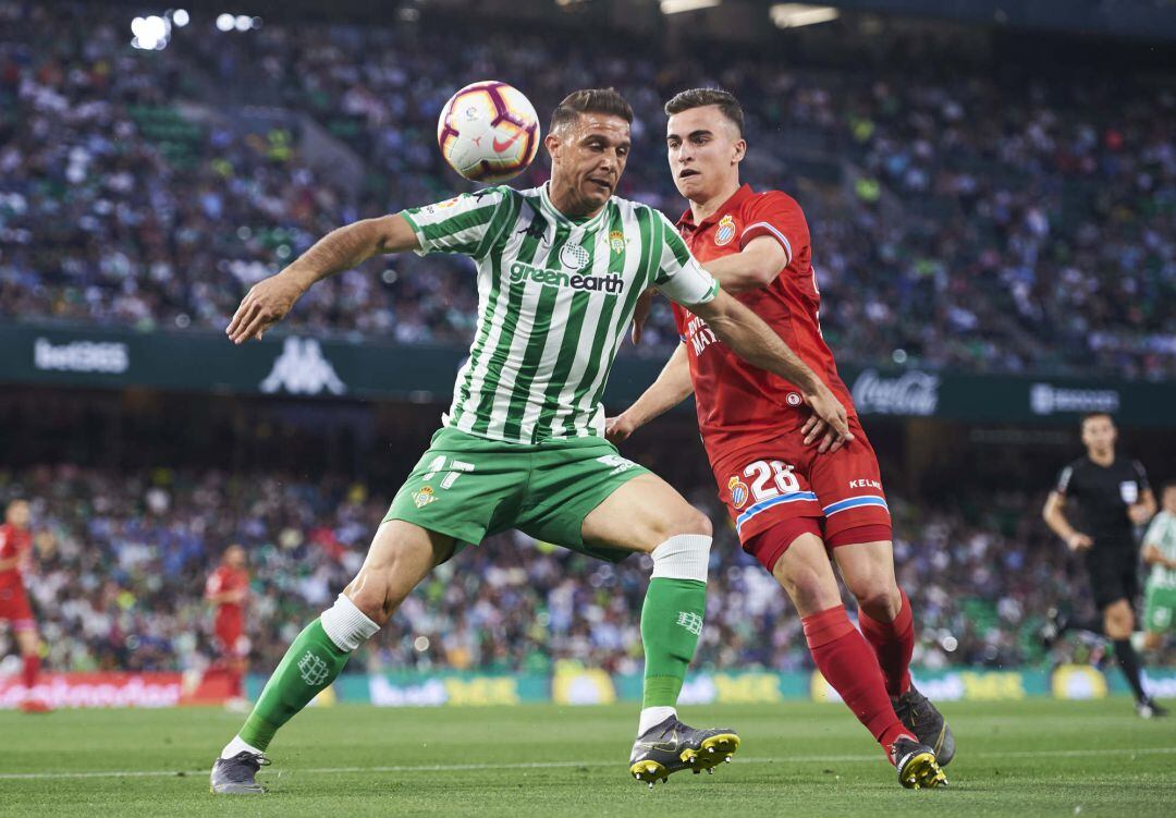 Joaquín disputa un balón durante el partido