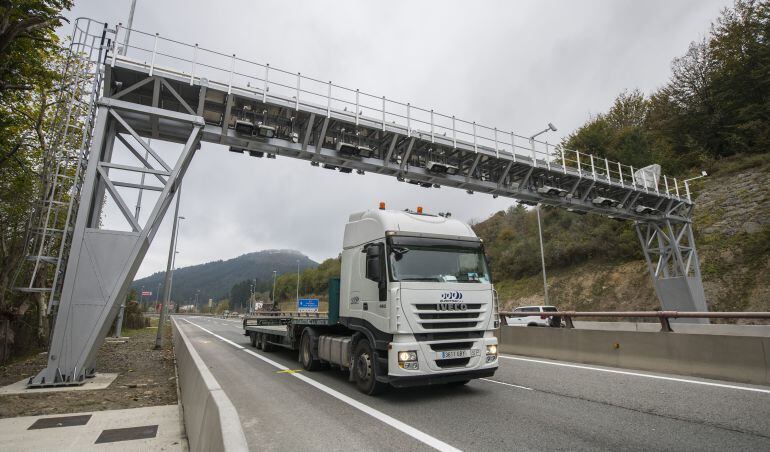 Vista de uno de los arcos de la N-1 que identifica a los camiones que atraviesan Gipuzkoa para el cobro de los peajes exclusivos para transportistas.