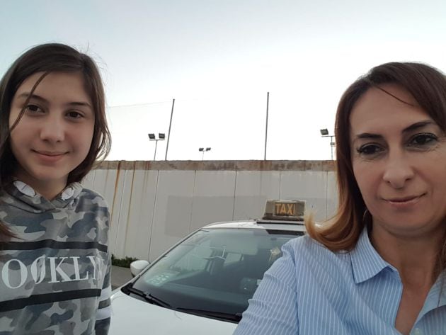 Amalia, junto a su hija de 12 años