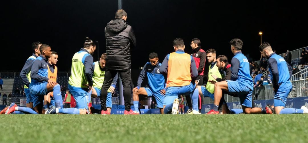 Los jugadores del C.F. Fuenlabrada calientan en la previa del encuentro ante la U.D. Almería el pasado domingo en el &#039;Fernando Torres&#039;.