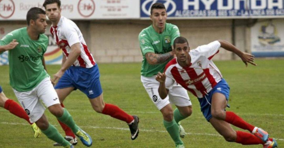 Pablo de Castro (d) durante un partido con el Algeciras 