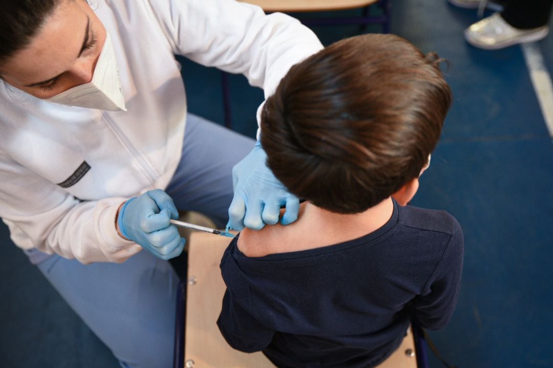 Un niño recibe la vacuna contra el Covid-19