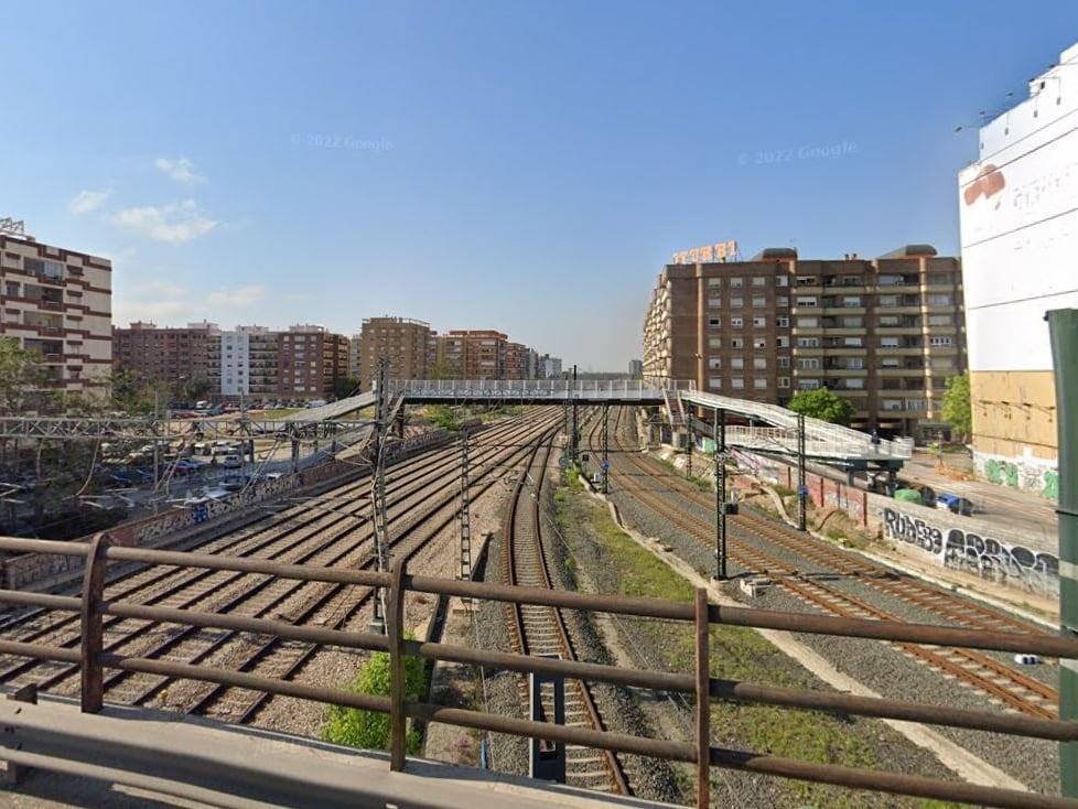 Imagen de las vías vistas desde el puente de la avenida de Giorgeta de València que desaparecerán una vez se complete el futuro canal de acceso ferroviario