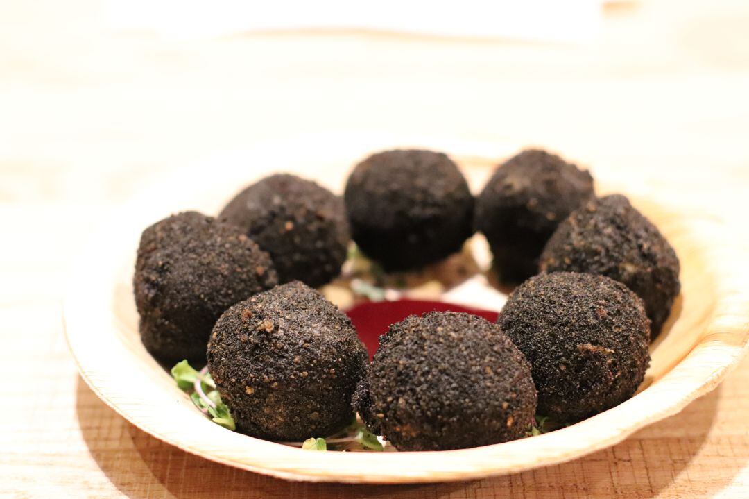 Croquetas de calamar en pan negro con salsa hoisin de fresa