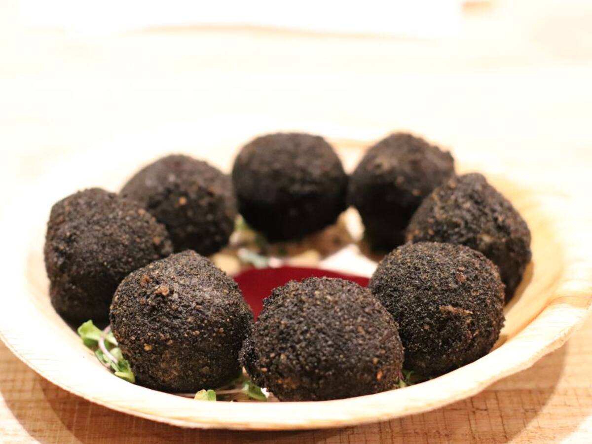 Croquetas de calamar en pan negro con salsa hoisin de fresa
