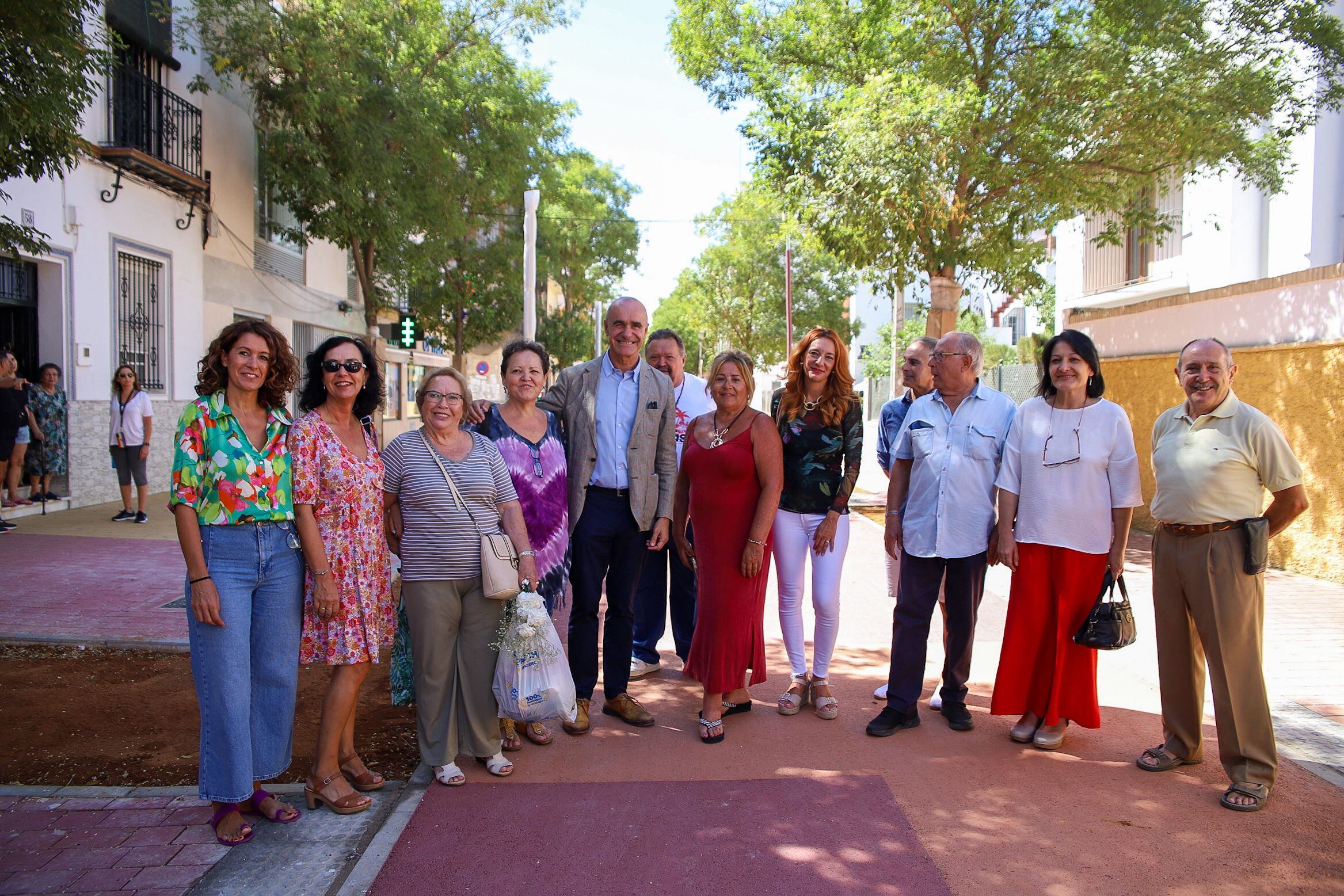 El alcalde, Antonio Muñoz, junto a representantes del Distrito, vecinos y comerciantes durante su visita a la remozada Avenida de la Cruz Roja