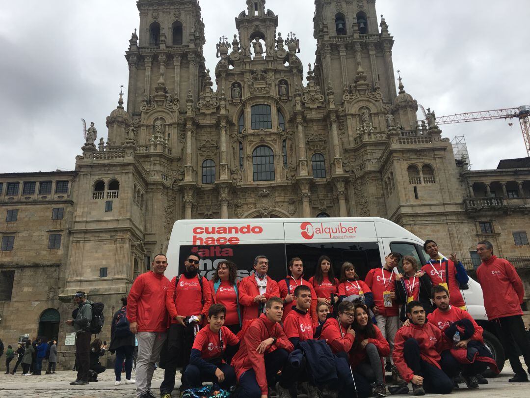 La expedición posa a los pies de la Catedral de Santiago