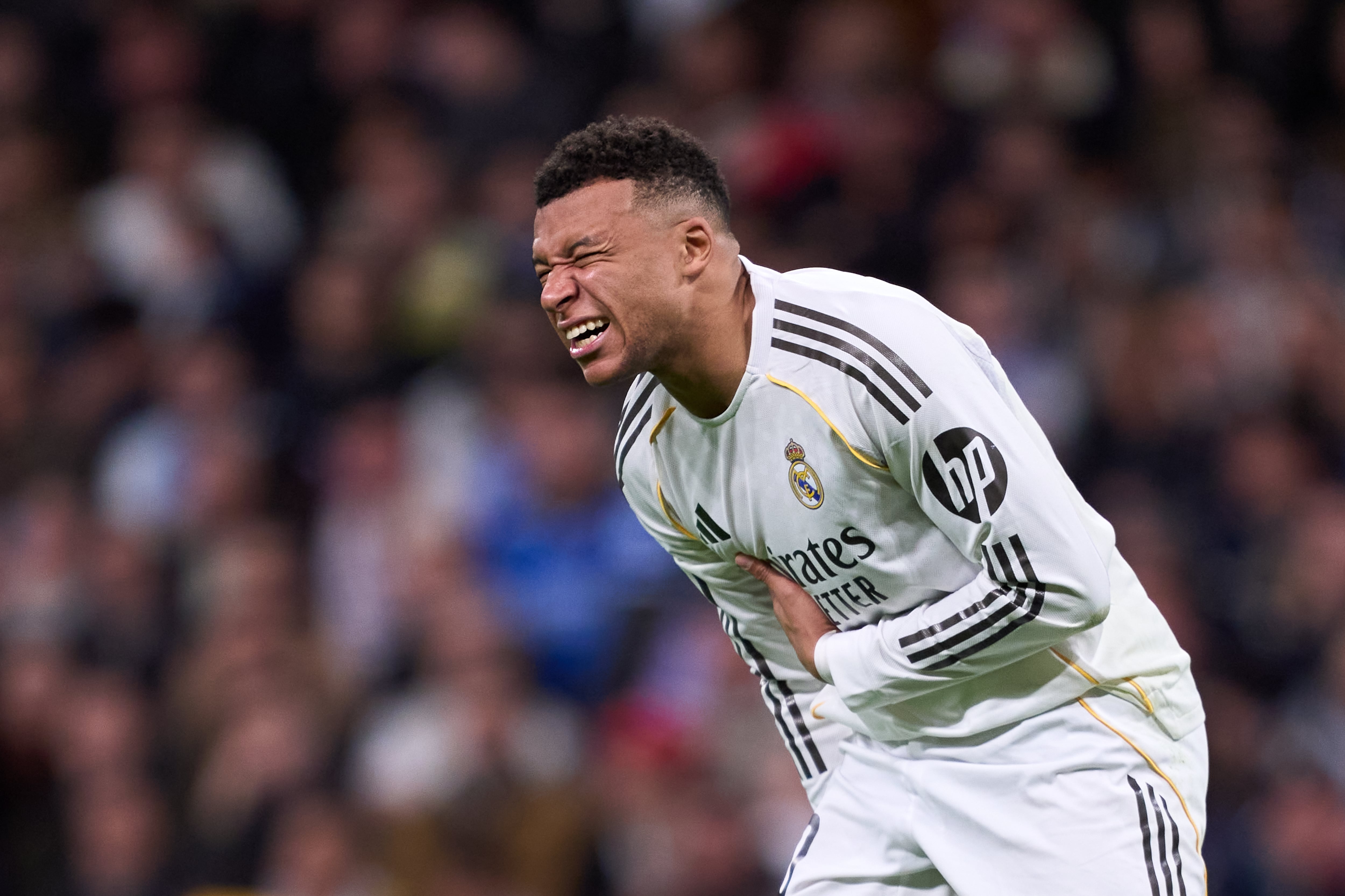 Mbappé se duele de un golpe durante el Real Madrid - Sevilla