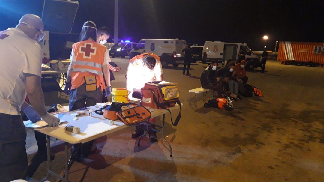 Voluntarios de Cruz Roja prestando asistencia a los inmigrantes que han llegado en patera al Puerto de Alicante