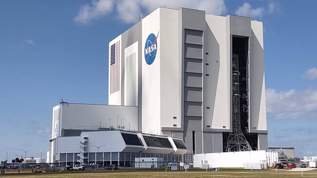 Edificio con el cohete SLS en el Centro Espacial Kennedy