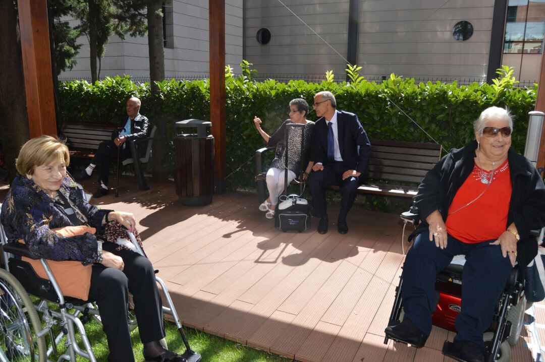 El cap de Govern en una de les visites als residents de El Cedre. Un 7% de les llars del país tenen una persona depenent.