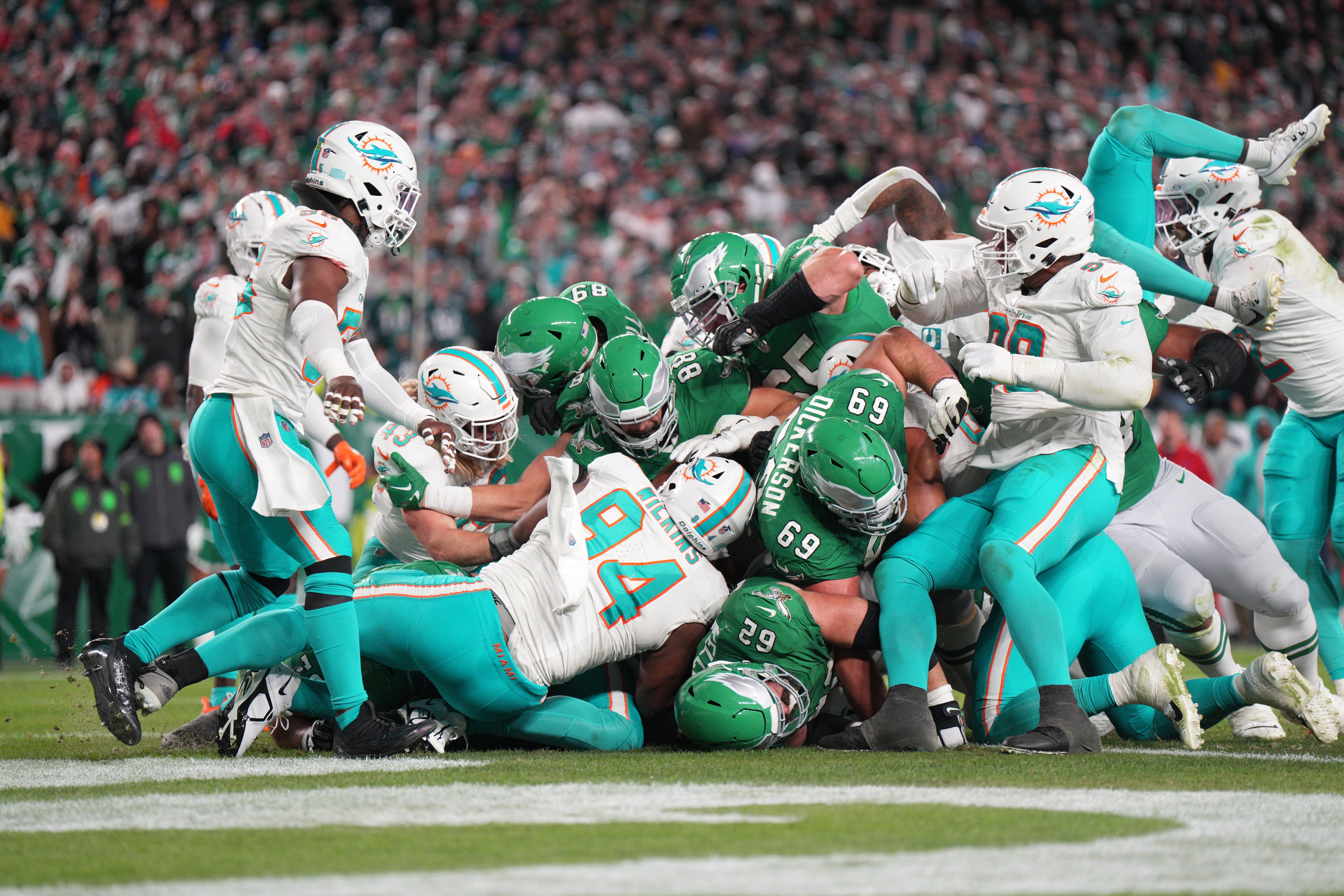 Los Philadelphia Eagles hacen un &#039;tush push&#039; para el touchdown en el duelo ante Miami Dolphins