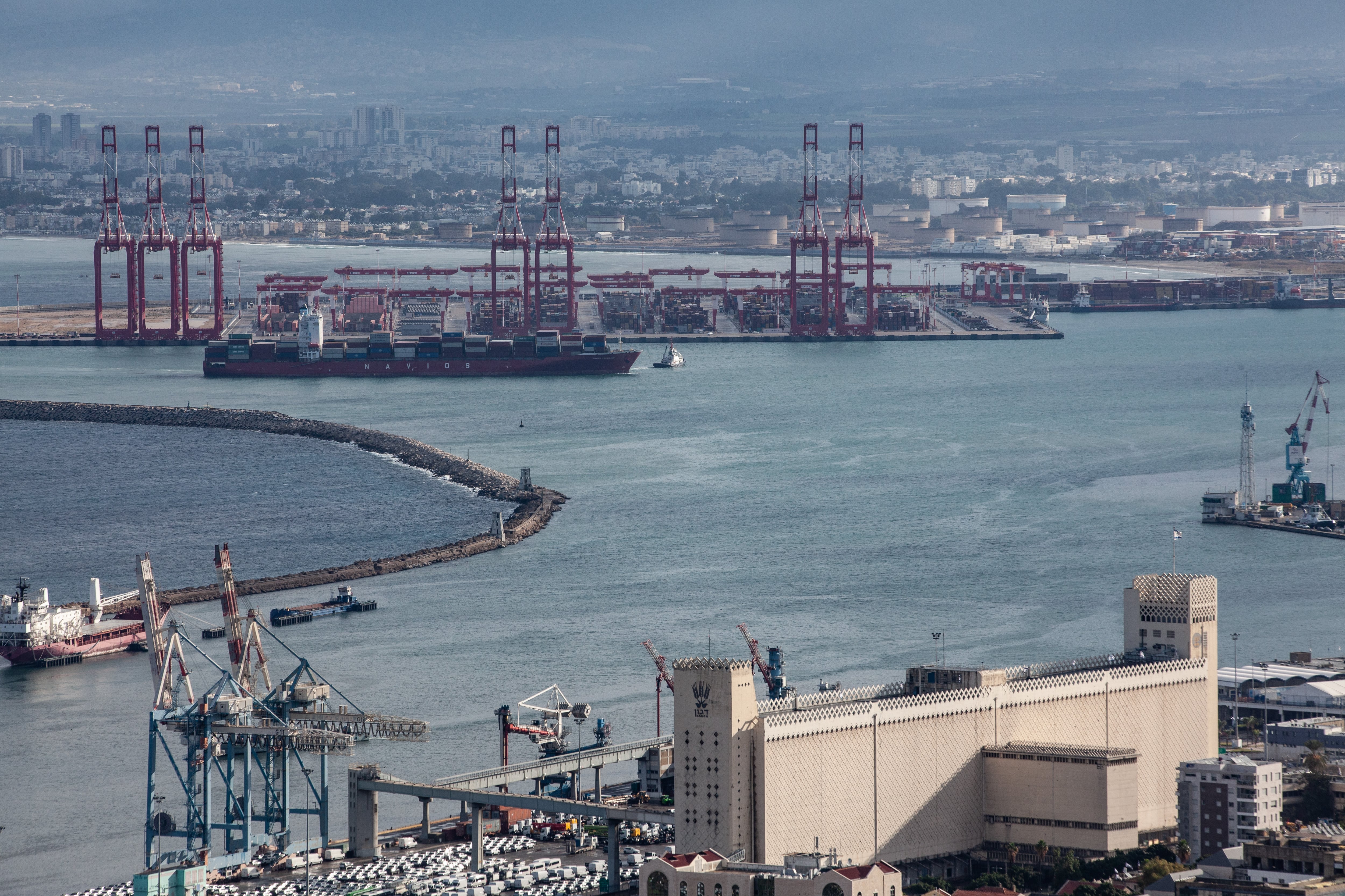 Buques carga en el puerto de transporte comercial de Haifa en Israel.