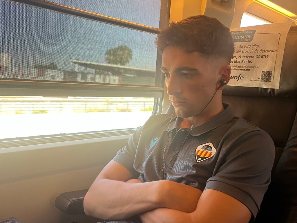 Álex Calatrava con el CD Castellón en el tren de camino a Marbella