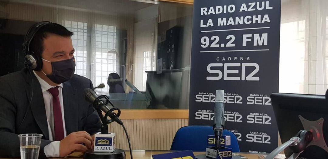 El consejero en los estudios de Radio Azul Cadena SER