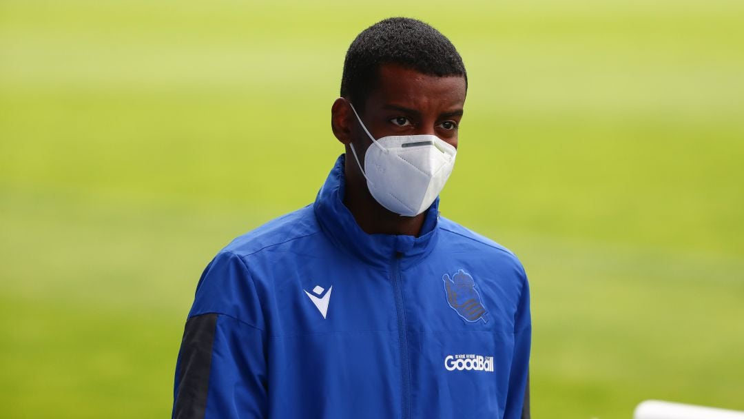 Alexander Isak, con mascarilla en Zubieta