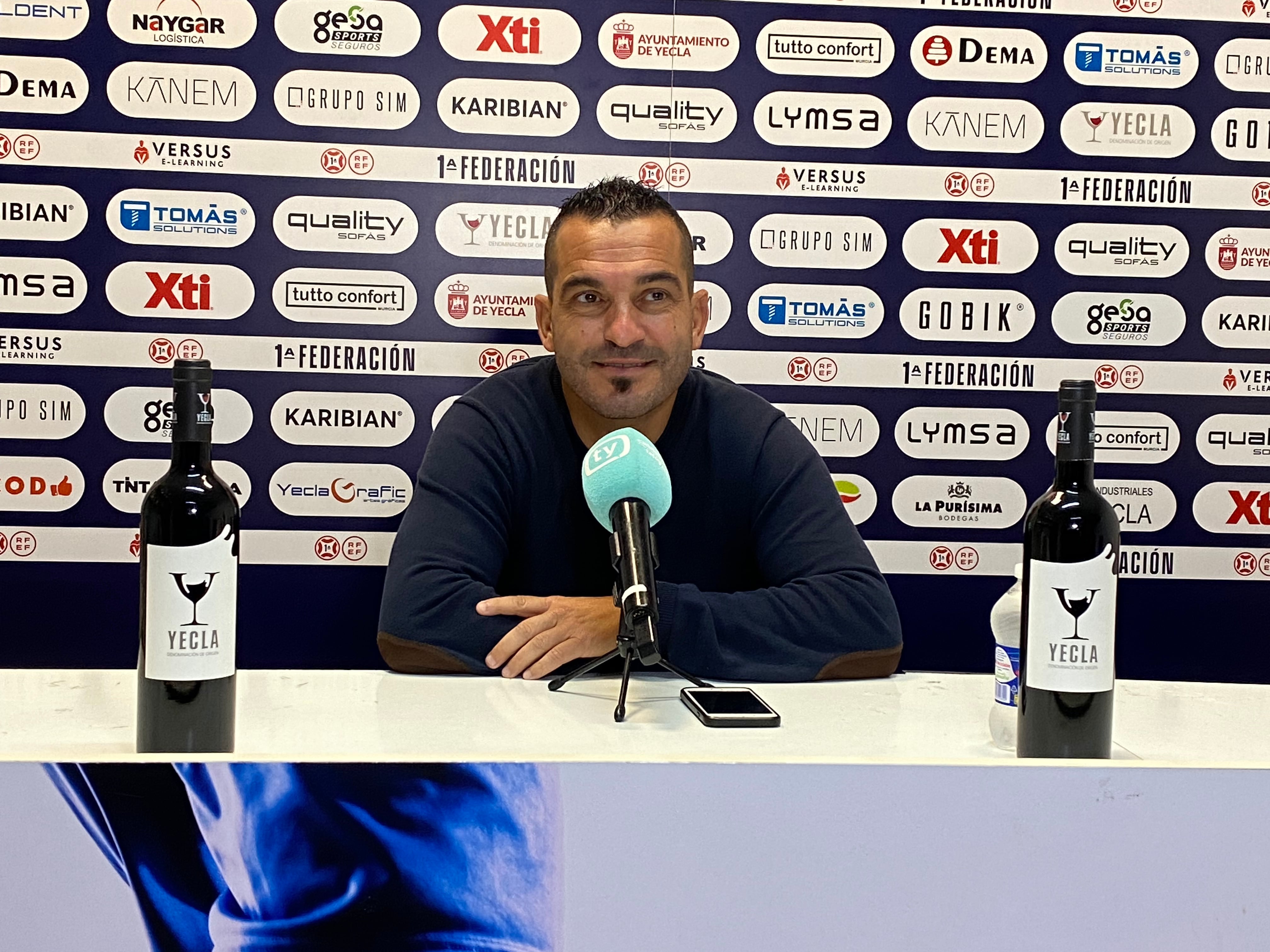 Adrián Hernández en una rueda de prensa con el Yeclano