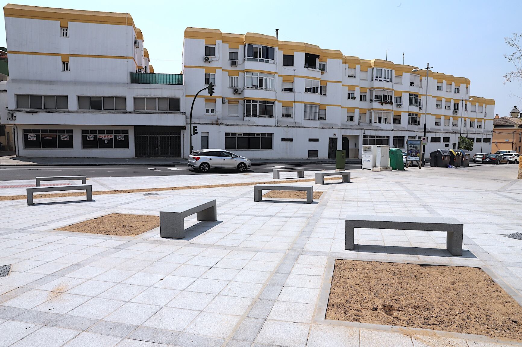 Nuevos bancos en la Plaza del Carbón