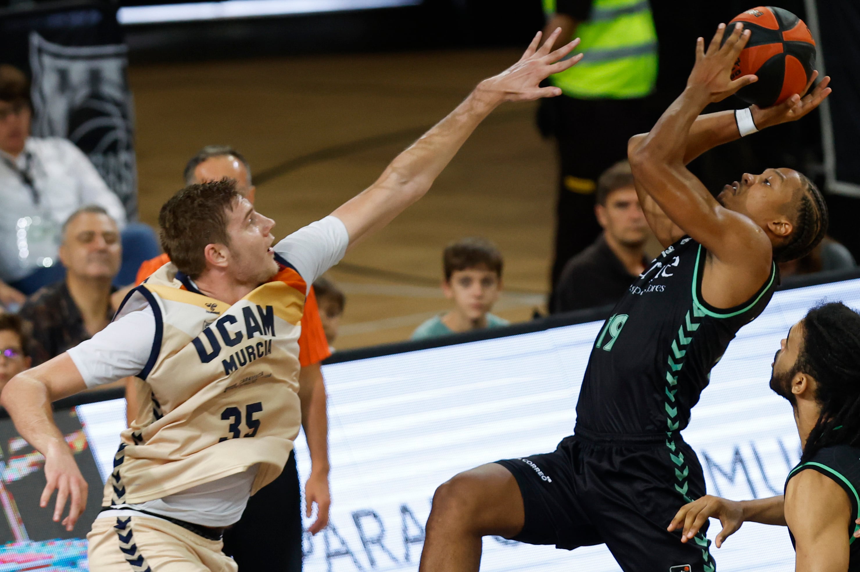 BILBAO (EUSKADI), 08/10/2023.- El pívot sueco del UCAM Murcia Simon Birgander (i) intenta taponar al escolta sueco del Bilbao Basket Melwin Jan Pantzar durante el partido correspondiente a la jornada 4 de la Liga Endesa que enfrenta al Bilbao Basket y UCAM Murcia este domingo en el Bilbao Arena. EFE/ Miguel Toña
