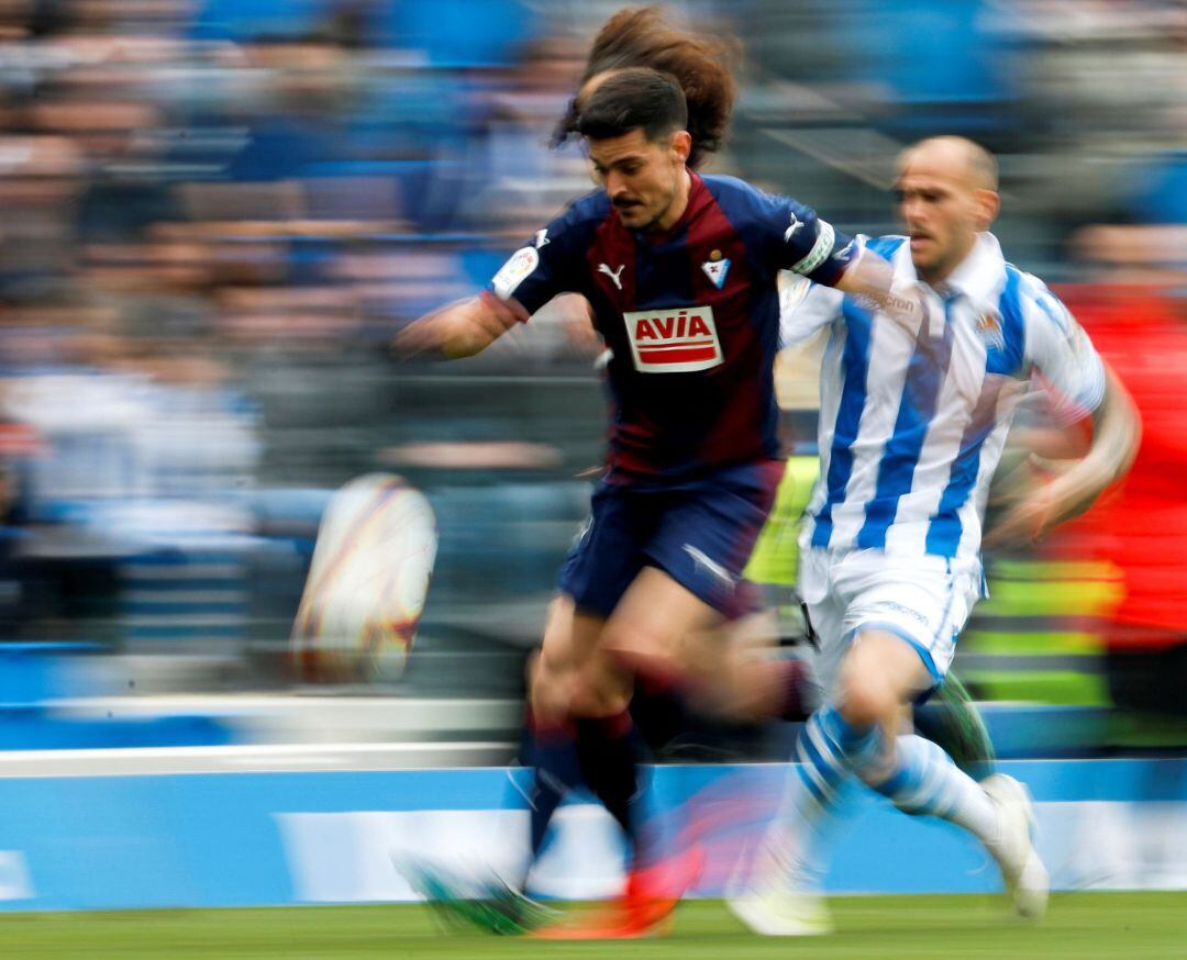 Sergio Alvarez superar a Sandro que apenas pudo hacer nada cuando salió al terreno de juego